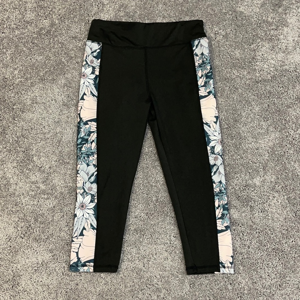 NWOT Women's black capri leggings size L
